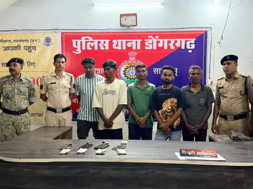 डोंगरगढ़ में जुआ खेलते 5 आरोपी गिरफ्तार, गांव में दबिश देकर पुलिस ने की कार्रवाई