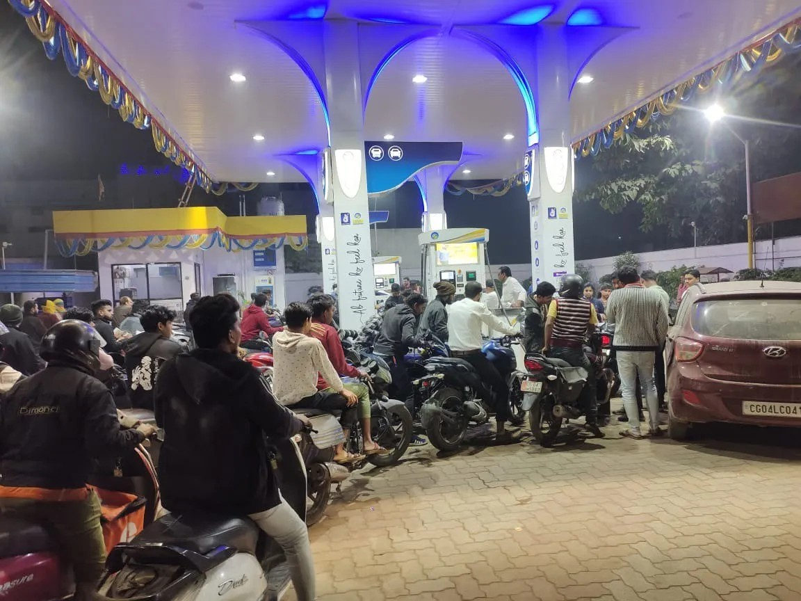 रायपुर में पेट्रोल पंपों पर लगी लंबी कतारें: फ्यूल खत्म होने की अफवाह से मची अफरा-तफरी रायपुर में पेट्रोल पंपों पर लगी लंबी कतारें: फ्यूल खत्म होने की अफवाह से मची अफरा-तफरी