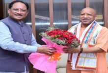 बस्तर पहुंचे योगी आदित्यनाथ, CM विष्णु देव साय ने राजकीय गमछा पहनाकर किया आत्मीय स्वागत