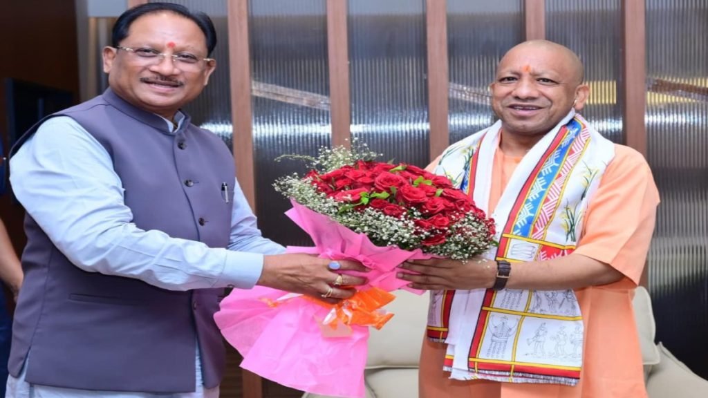 बस्तर पहुंचे योगी आदित्यनाथ, CM विष्णु देव साय ने राजकीय गमछा पहनाकर किया आत्मीय स्वागत