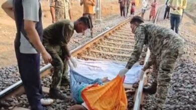 रेलवे ट्रैक पार करते समय हुआ हादसा: रायपुर जा रही ट्रेन ने रिटायर्ड शिक्षक को कुचला, मौके पर मौत