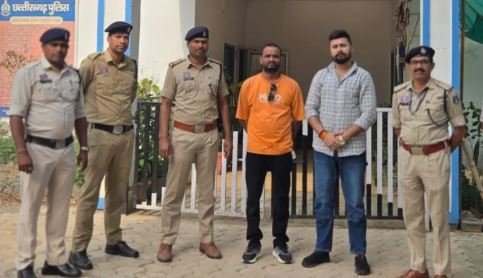 आरंग में पूर्व सरपंच से मारपीट मामले में पुलिस का बड़ा एक्शन, दो आरोपी गिरफ्तार आरंग में पूर्व सरपंच से मारपीट मामले में पुलिस का बड़ा एक्शन, दो आरोपी गिरफ्तार