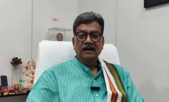 रामभद्राचार्य और धीरेंद्र शास्त्री पर भड़के चरणदास महंत, बोले — “ऐसे बाबा लोगों को बना रहे बेवकूफ”
