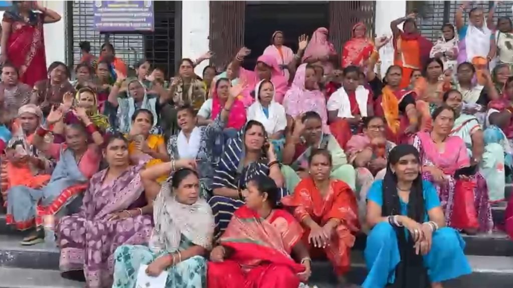 ‘घर नहीं छोड़ेंगे’… कैनाल रोड सर्वे के विरोध में भड़के लोग, निगम कार्यालय का किया घेराव ‘घर नहीं छोड़ेंगे’… कैनाल रोड सर्वे के विरोध में भड़के लोग, निगम कार्यालय का किया घेराव