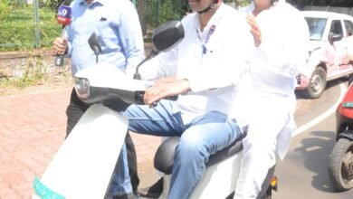 लग्जरी कार छोड़ इलेक्ट्रिक स्कूटी से मंत्रालय पहुंचे ऊर्जा मंत्री तोमर