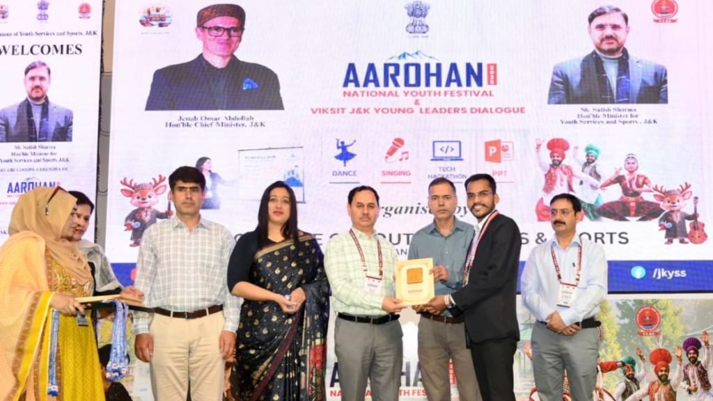 ‘यूथ आरोहण 2026’ में चमका छत्तीसगढ़ का युवा, आयुष सिंह राजपूत की प्रस्तुति ने जीता दिल
