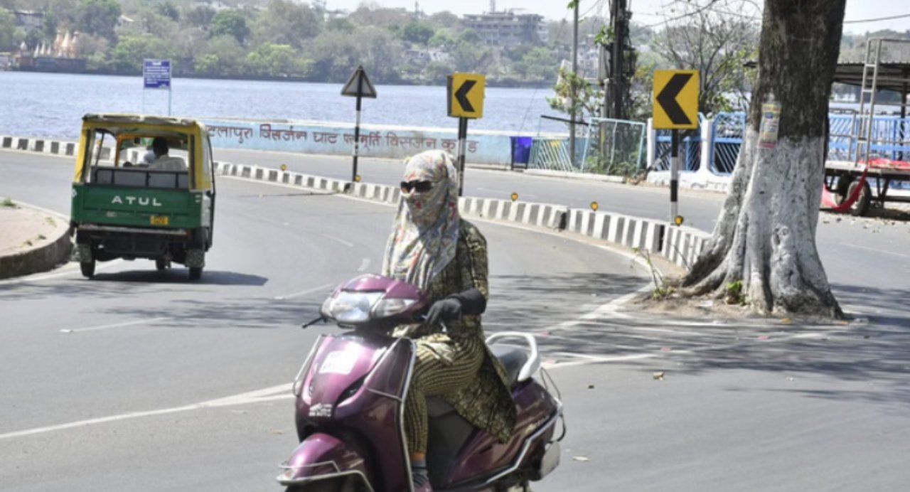 छत्तीसगढ़ में फिर बढ़ेगी गर्मी की तपिश, अगले 4 दिनों में 5 डिग्री तक चढ़ सकता है पारा छत्तीसगढ़ में फिर बढ़ेगी गर्मी की तपिश, अगले 4 दिनों में 5 डिग्री तक चढ़ सकता है पारा