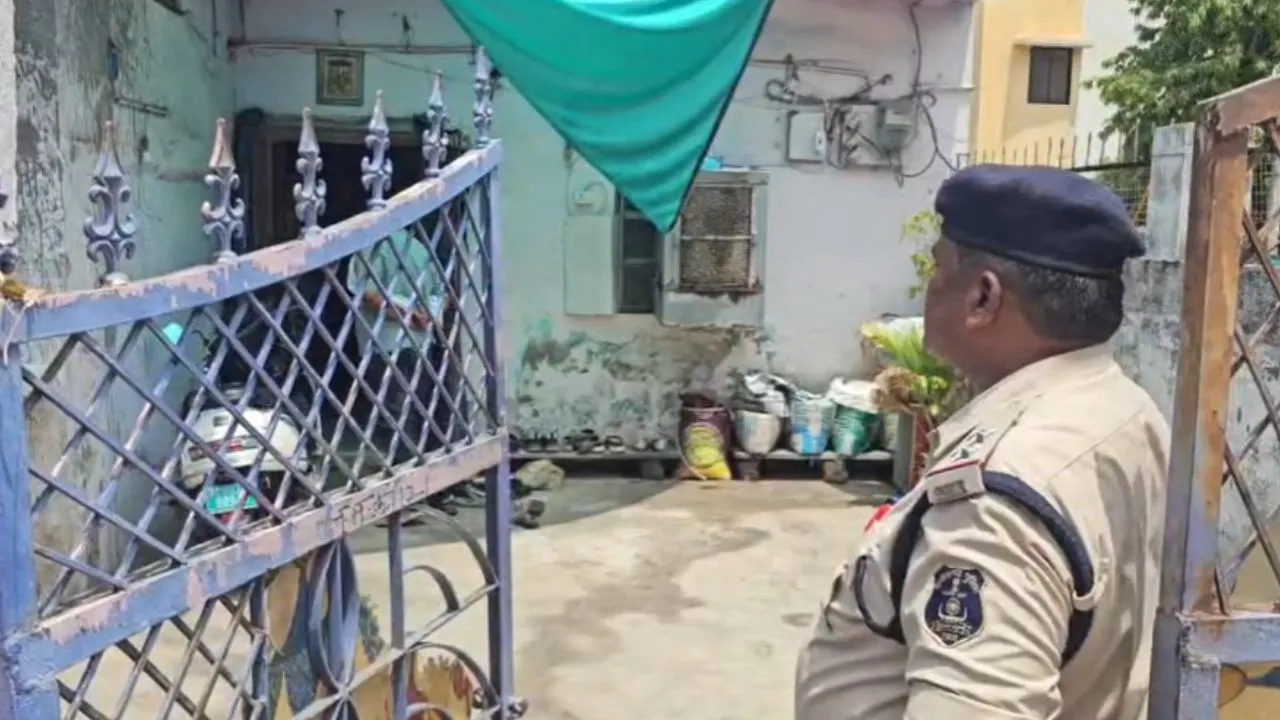 दुर्ग में सामूहिक मौत से सनसनी, एक ही घर में मिले पति-पत्नी और दो बच्चों के शव