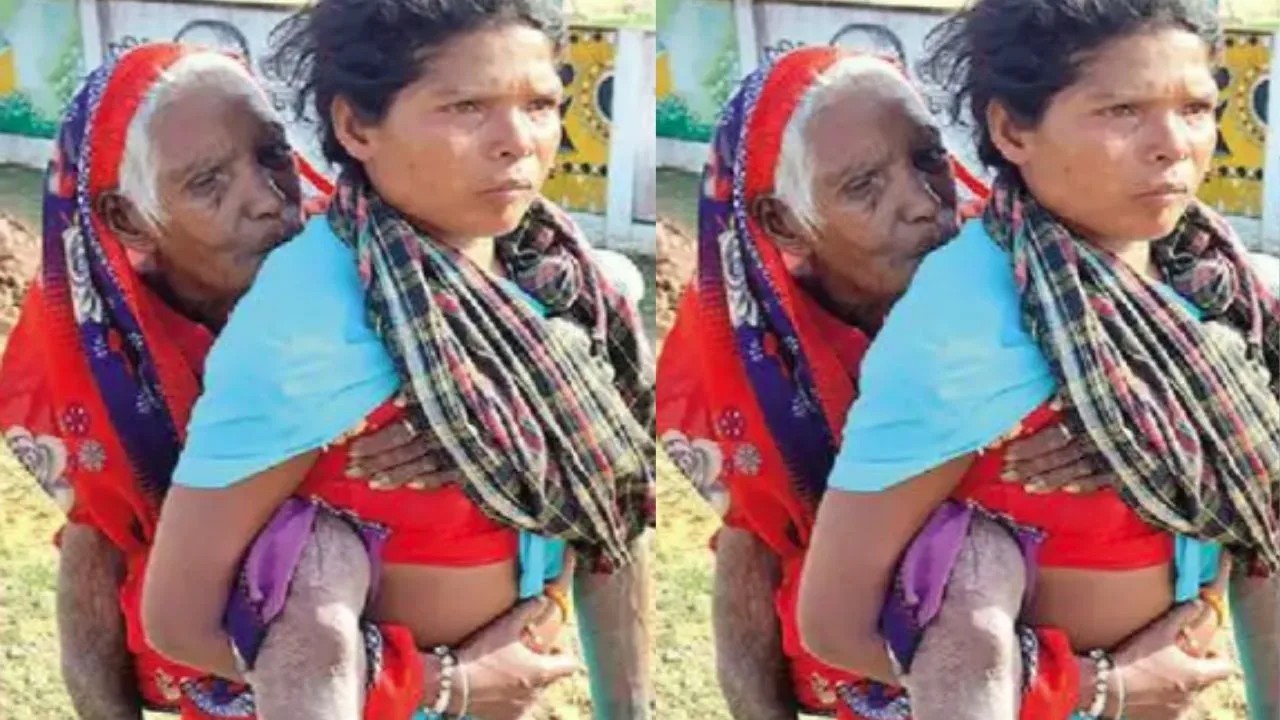 बहू ने पीठ पर बैठाकर 90 वर्षीय सास को पहुंचाया बैंक, सरगुजा से सामने आई भावुक कर देने वाली तस्वीर बहू ने पीठ पर बैठाकर 90 वर्षीय सास को पहुंचाया बैंक, सरगुजा से सामने आई भावुक कर देने वाली तस्वीर