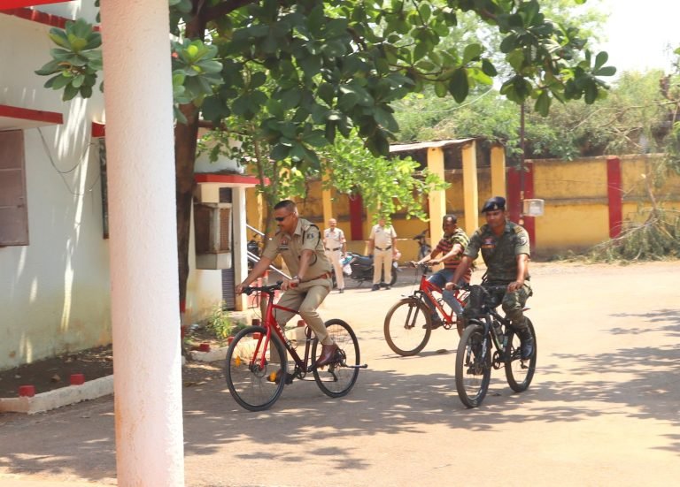 पीएम मोदी की अपील का असर, कवर्धा में साइकिल पर निकले पुलिस अफसर…SP ने दिया बड़ा संदेश