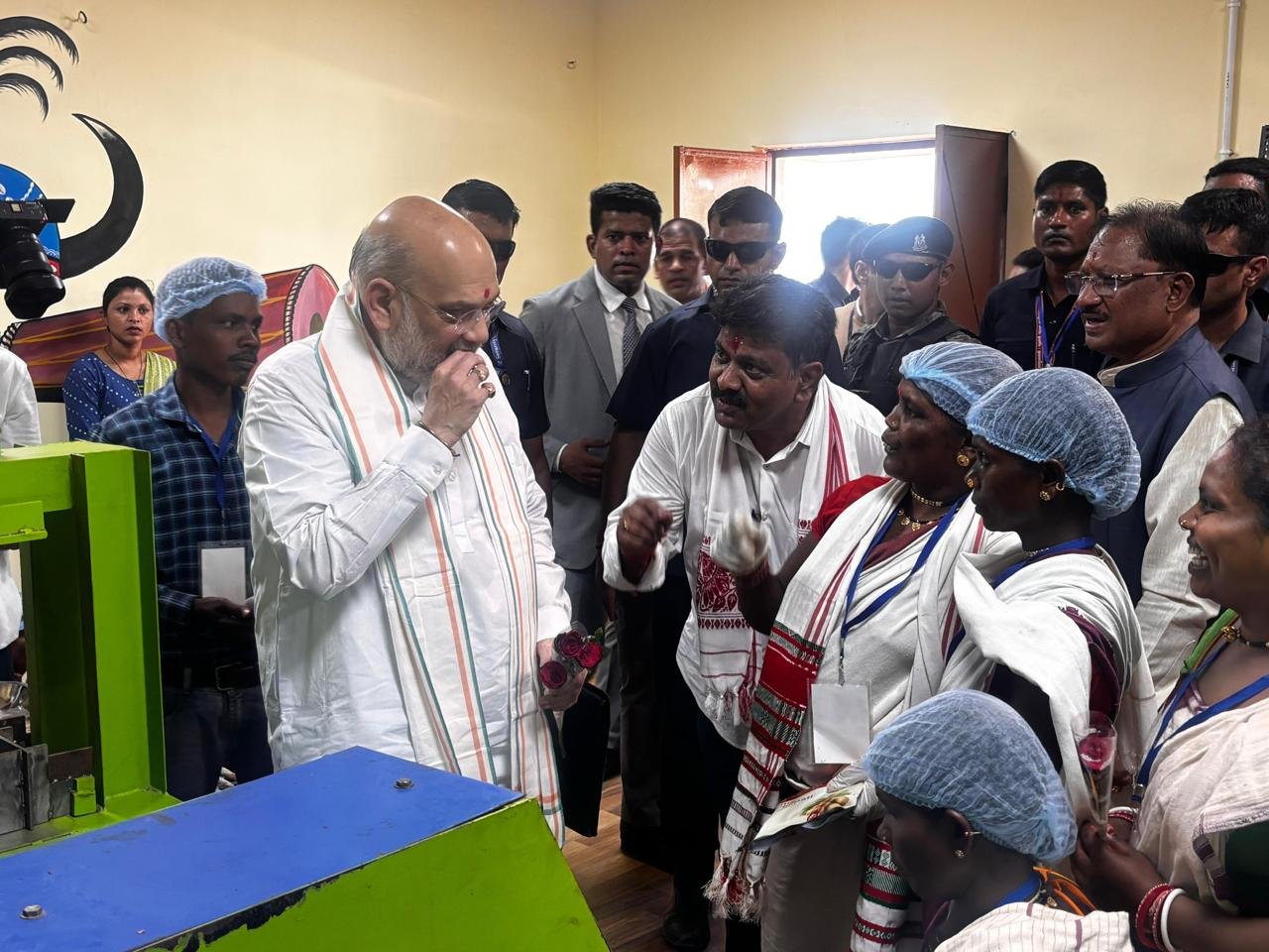 गृह मंत्री श्री अमित शाह ने शहीद वीर गुंडाधूर सेवा डेरा ( जन सुविधा केंद्र ) का किया उद्घाटन गृह मंत्री श्री अमित शाह ने शहीद वीर गुंडाधूर सेवा डेरा ( जन सुविधा केंद्र ) का किया उद्घाटन