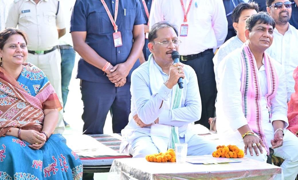 सुशासन तिहार-2026: मुख्यमंत्री विष्णु देव साय ने बरगद के पेड़ के नीचे लगाई चौपाल, सुनी ग्रामीणों की समस्याएं सुशासन तिहार-2026: मुख्यमंत्री विष्णु देव साय ने बरगद के पेड़ के नीचे लगाई चौपाल, सुनी ग्रामीणों की समस्याएं