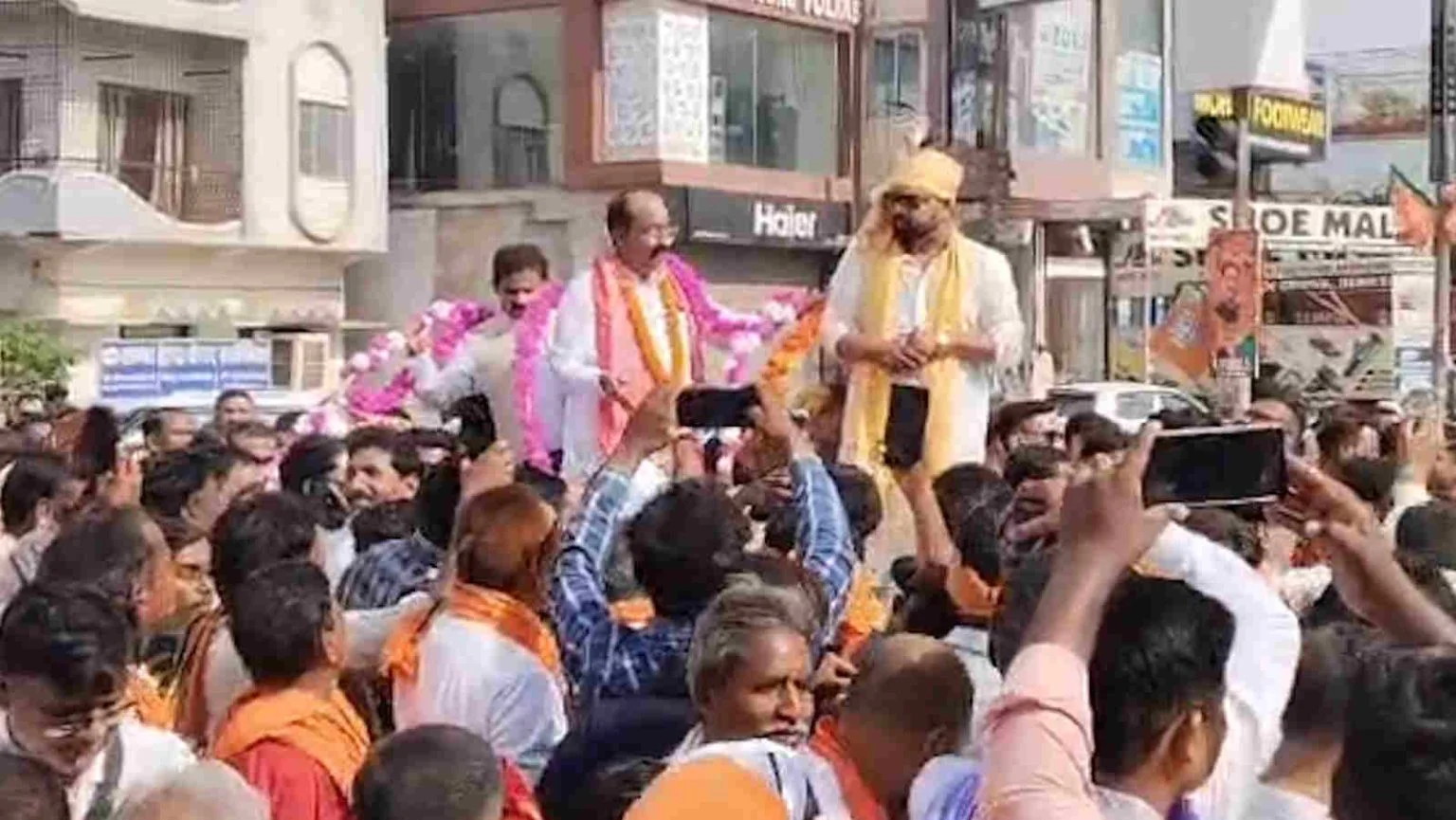 सादगी की मिसाल: बैलगाड़ी में निकली विधायक दीपेश साहू की बारात, मुख्यमंत्री कन्या विवाह योजना में लेंगे सात फेरे सादगी की मिसाल: बैलगाड़ी में निकली विधायक दीपेश साहू की बारात, मुख्यमंत्री कन्या विवाह योजना में लेंगे सात फेरे