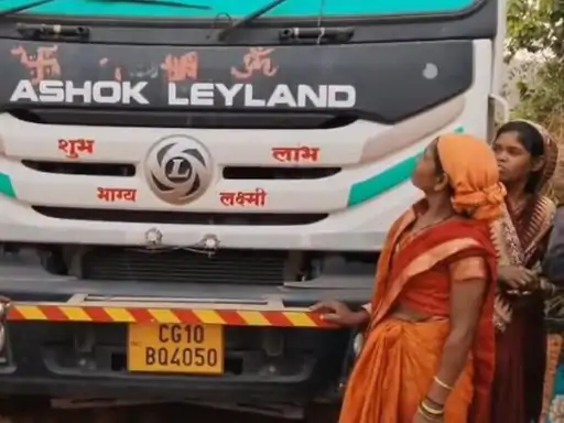 जोगीपाली में अवैध रेत खनन पर ग्रामीणों का हल्लाबोल, महिलाओं ने रोकी जेसीबी-हाइवा गाड़ियां जोगीपाली में अवैध रेत खनन पर ग्रामीणों का हल्लाबोल, महिलाओं ने रोकी जेसीबी-हाइवा गाड़ियां
