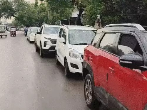 फ्यूल स्टेशनों पर लंबी कतारें : प्रशासन ने कहा- पैनिक खरीदारी से बढ़ी भीड़, स्टॉक पर्याप्त फ्यूल स्टेशनों पर लंबी कतारें : प्रशासन ने कहा- पैनिक खरीदारी से बढ़ी भीड़, स्टॉक पर्याप्त