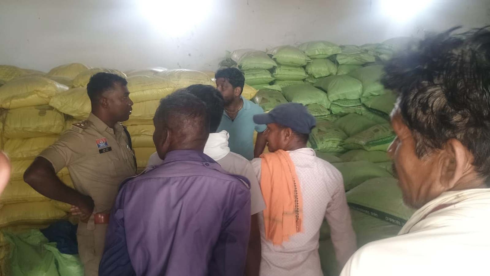 खाद गोदाम से 68 बोरी डीएपी चोरी, डॉग स्क्वॉड की मदद से जांच में जुटी पुलिस खाद गोदाम से 68 बोरी डीएपी चोरी, डॉग स्क्वॉड की मदद से जांच में जुटी पुलिस