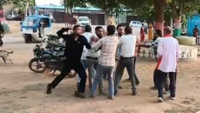 जमीन विवाद में तहसील कार्यालय में हंगामा: वकील से गाली-गलौच के बाद मारपीट, वीडियो के आधार पर कार्रवाई