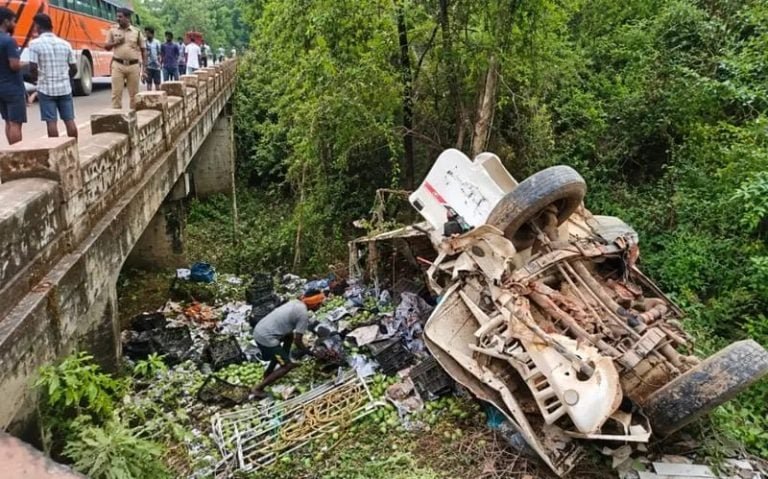 जशपुर में दर्दनाक सड़क हादसा, आम से लदी पिकअप पुलिया से गिरी, चालक की मौत जशपुर में दर्दनाक सड़क हादसा, आम से लदी पिकअप पुलिया से गिरी, चालक की मौत