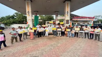 महंगाई के खिलाफ कांग्रेस का प्रदर्शन: पेट्रोल-डीजल की बढ़ती कीमतों पर केंद्र सरकार को घेरा महंगाई के खिलाफ कांग्रेस का प्रदर्शन: पेट्रोल-डीजल की बढ़ती कीमतों पर केंद्र सरकार को घेरा