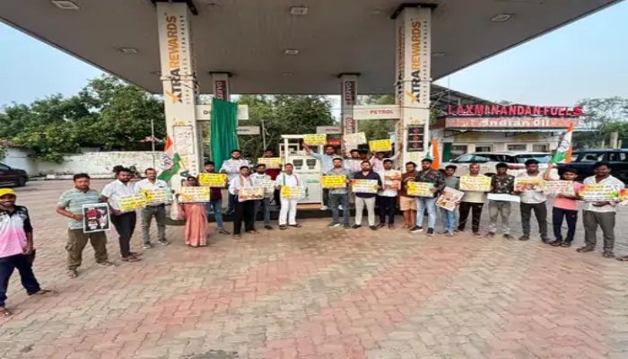 महंगाई के खिलाफ कांग्रेस का प्रदर्शन: पेट्रोल-डीजल की बढ़ती कीमतों पर केंद्र सरकार को घेरा महंगाई के खिलाफ कांग्रेस का प्रदर्शन: पेट्रोल-डीजल की बढ़ती कीमतों पर केंद्र सरकार को घेरा