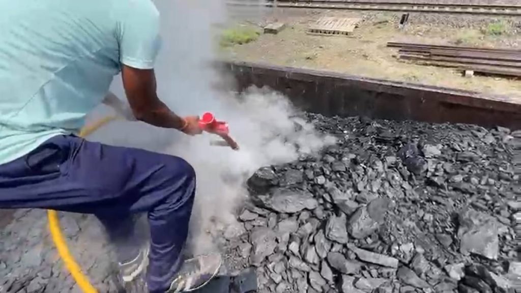बिलासपुर में चलती मालगाड़ी में लगी आग, कोयले से भरे वैगन से उठीं लपटें, मचा हड़कंप बिलासपुर में चलती मालगाड़ी में लगी आग, कोयले से भरे वैगन से उठीं लपटें, मचा हड़कंप