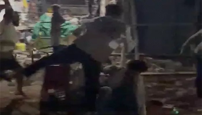 बालोद में देर रात दुकान पर बवाल: टेबल-कुर्सी और ड्रिल मशीन से हमला, मारपीट का VIDEO वायरलcc बालोद में देर रात दुकान पर बवाल: टेबल-कुर्सी और ड्रिल मशीन से हमला, मारपीट का VIDEO वायरलcc
