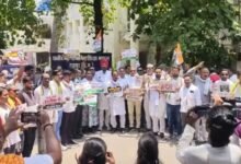 सरकारी स्कूलों में फीस बढ़ोतरी पर कांग्रेस का हल्लाबोल, शिक्षा विभाग कार्यालय का किया घेराव
