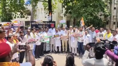 सरकारी स्कूलों में फीस बढ़ोतरी पर कांग्रेस का हल्लाबोल, शिक्षा विभाग कार्यालय का किया घेराव
