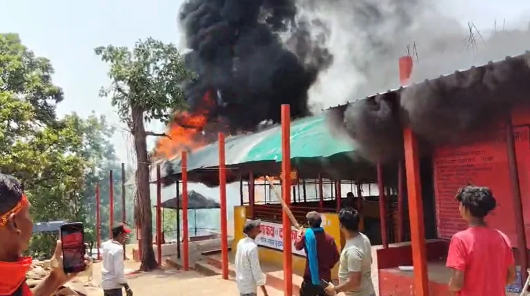 मां कुदरगढ़ी धाम में हादसा: श्रद्धालुओं की अगरबत्ती बनी आग की वजह, बाल-बाल बची बड़ी अनहोनी