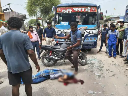 बिलासपुर में भीषण सड़क हादसा, एडिशनल एसपी के चाचा ने मौके पर तोड़ा दम बिलासपुर में भीषण सड़क हादसा, एडिशनल एसपी के चाचा ने मौके पर तोड़ा दम
