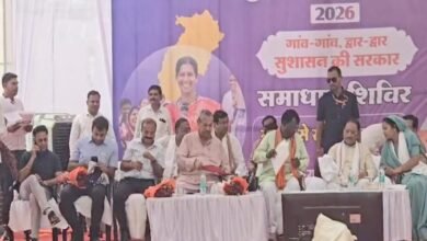 महुआ पेड़ की छांव में CM साय की चौपाल, तेंदूपत्ता संग्राहकों से जाना हालचाल