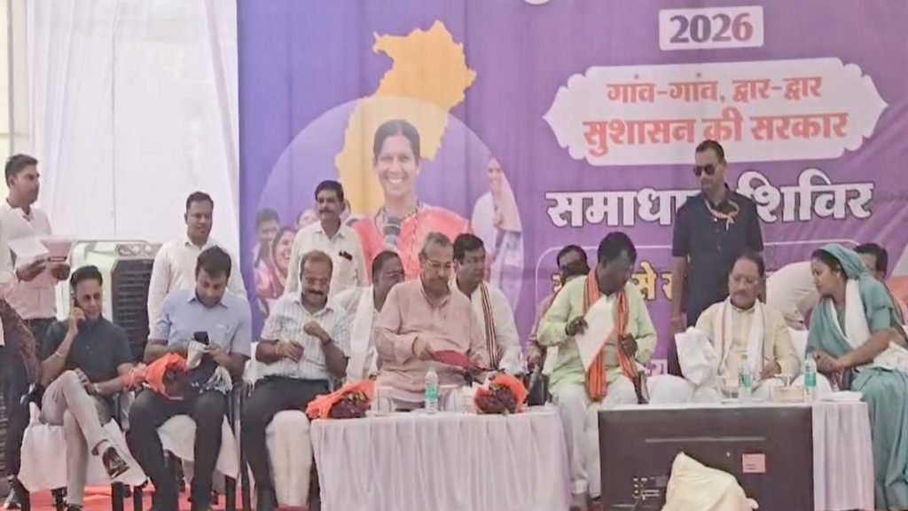 महुआ पेड़ की छांव में CM साय की चौपाल, तेंदूपत्ता संग्राहकों से जाना हालचाल महुआ पेड़ की छांव में CM साय की चौपाल, तेंदूपत्ता संग्राहकों से जाना हालचाल