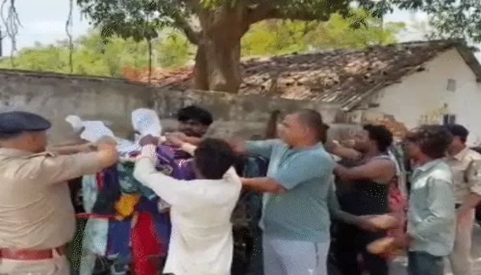 छत्तीसगढ़ में कपड़े बेचने की आड़ में गांजा तस्करी, 2 करोड़ का माल जब्त छत्तीसगढ़ में कपड़े बेचने की आड़ में गांजा तस्करी, 2 करोड़ का माल जब्त