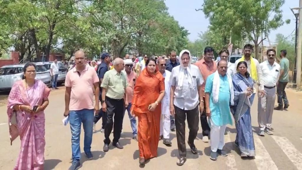 अतिक्रमण हटाने पहुंची वन विभाग की टीम का ग्रामीणों ने किया विरोध, धमतरी कलेक्ट्रेट में फूटा गुस्सा