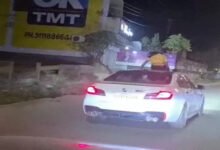चलती BMW की सनरूफ पर युवती का डांस, वीडियो वायरल होने पर पुलिस ने कार जब्त की