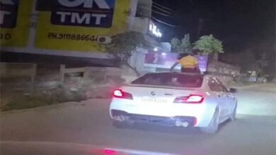 चलती BMW की सनरूफ पर युवती का डांस, वीडियो वायरल होने पर पुलिस ने कार जब्त की