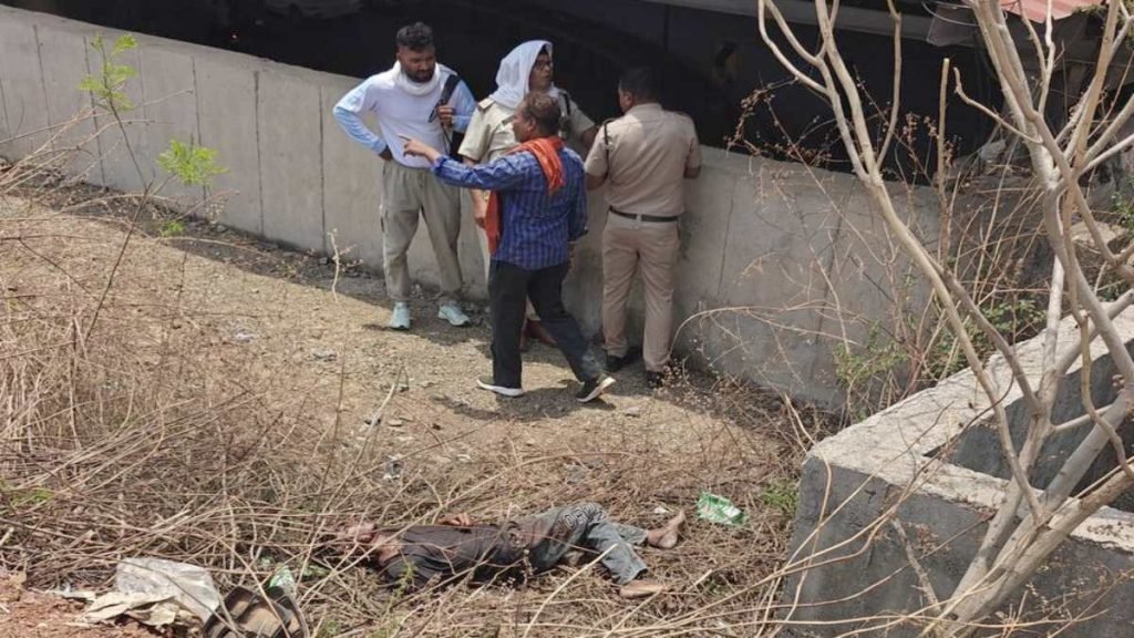रायपुर में रेलवे ट्रैक किनारे युवक की संदिग्ध मौत, इलाके में फैली दहशत रायपुर में रेलवे ट्रैक किनारे युवक की संदिग्ध मौत, इलाके में फैली दहशत