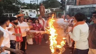 चरणदास महंत के बयान पर भड़का हिंदू समाज: बिलासपुर में पुतला दहन, संतों के अपमान पर दी आंदोलन की चेतावनी