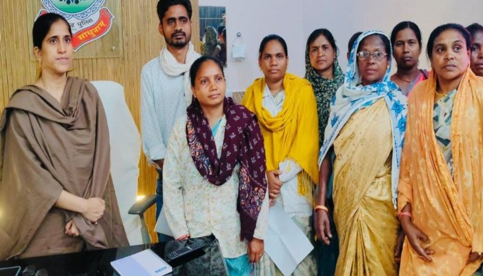 नक्सल पीड़ित परिवारों का सरकार के खिलाफ मोर्चा, नौकरी और मुआवजे की मांग को लेकर अनिश्चितकालीन धरने की चेतावनी नक्सल पीड़ित परिवारों का सरकार के खिलाफ मोर्चा, नौकरी और मुआवजे की मांग को लेकर अनिश्चितकालीन धरने की चेतावनी