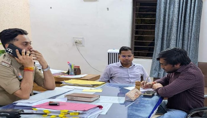 विधायक और नायब तहसीलदार विवाद ने पकड़ा तूल: दोनों पक्षों ने दर्ज कराई शिकायत, प्रशासनिक सेवा संघ ने दी हड़ताल की चेतावनी विधायक और नायब तहसीलदार विवाद ने पकड़ा तूल: दोनों पक्षों ने दर्ज कराई शिकायत, प्रशासनिक सेवा संघ ने दी हड़ताल की चेतावनी