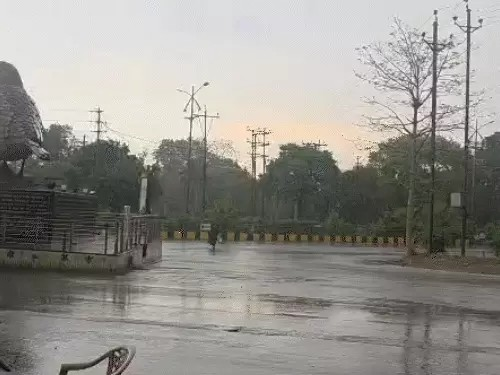 रायपुर-दुर्ग में तेज बारिश, अंधेरा छाया:अंबिकापुर में भी बदला मौसम, यूपी में बने सिस्टम से छत्तीसगढ़ में आंधी-तुफान बिजली गिरने का अलर्ट रायपुर-दुर्ग में तेज बारिश, अंधेरा छाया:अंबिकापुर में भी बदला मौसम, यूपी में बने सिस्टम से छत्तीसगढ़ में आंधी-तुफान बिजली गिरने का अलर्ट