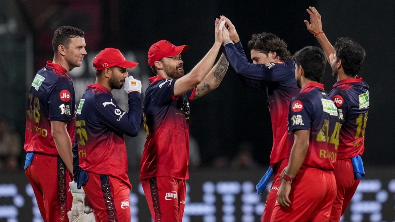 IPL 2026 छोड़कर अचानक घर लौटा RCB का ये स्टार खिलाड़ी, इस वजह से लेना पड़ा बड़ा फैसला