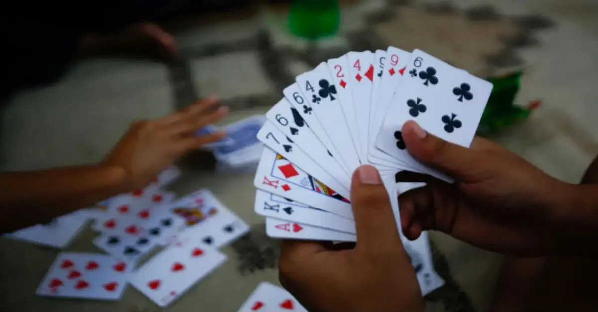 वृंदावन ग्रीन फार्म में चल रहा था लाखों का जुआ, पुलिस ने मालिक समेत 8 को दबोचा