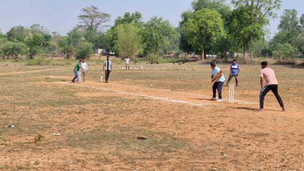 सुशासन तिहार 2026: ग्राम पंचायत बनगांव में सद्भावना क्रिकेट मैच का हुआ आयोजन ,प्रशासन एकादश ने जनप्रतिनिधि एकादश को 08 रन से हराकर दर्ज की शानदार जीत