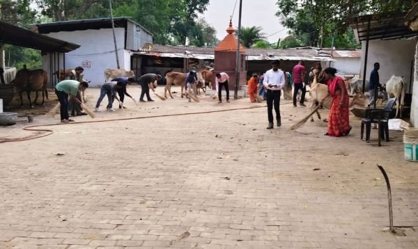 पत्थलगांव के धार्मिक स्थल किलकिला शिव मंदिर और गौशाला परिसर की साफ सफाई की गई ,स्वच्छ अभियान को दिया जा रहा बढ़ावा