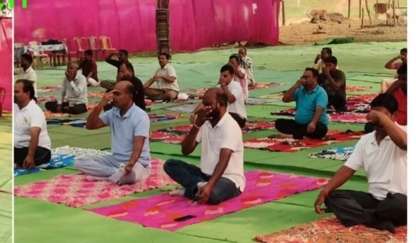 खरसोता में अधिकारीयों कर्मचारीयों और ग्रामवासियों ने किया योगाभ्यास ,योग केवल व्यायाम नहीं बल्कि स्वस्थ जीवन जीने की है कला