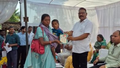 सुशासन शिविर में अनामिका, लीलावती,सेली गीता को मिला राशन कार्ड ,प्रशासन गांव तक पहुंचकर लोगों की सुन रही समस्या