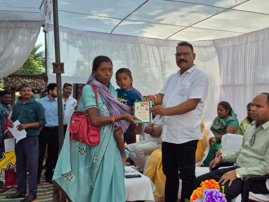 सुशासन शिविर में अनामिका, लीलावती,सेली गीता को मिला राशन कार्ड ,प्रशासन गांव तक पहुंचकर लोगों की सुन रही समस्या