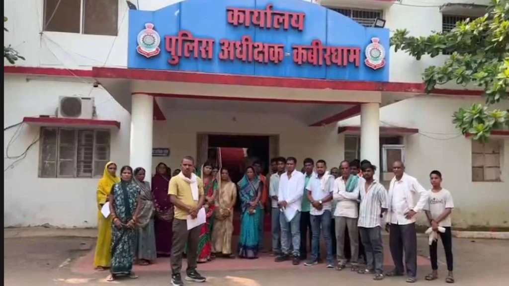 कवर्धा: नेउरगांव पंचायत विवाद में नया मोड़, ग्रामीणों ने एसपी से लगाई गुहार कवर्धा: नेउरगांव पंचायत विवाद में नया मोड़, ग्रामीणों ने एसपी से लगाई गुहार