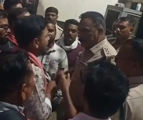 शंकराचार्य अस्पताल विवाद: कार्रवाई की मांग करने पहुंचे क्रांति सेना कार्यकर्ताओं पर केस दर्ज, चौकी में जमकर हंगामा शंकराचार्य अस्पताल विवाद: कार्रवाई की मांग करने पहुंचे क्रांति सेना कार्यकर्ताओं पर केस दर्ज, चौकी में जमकर हंगामा